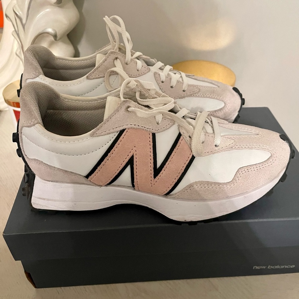 Women’s New Balance 327 (Size 8) White/Pink
